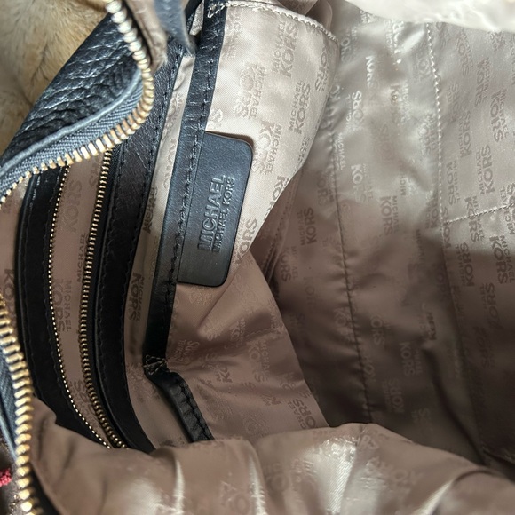 Michael Kors Black Pebble Leather Bag Very Roomy in Excellent Condition - Picture 4 of 10